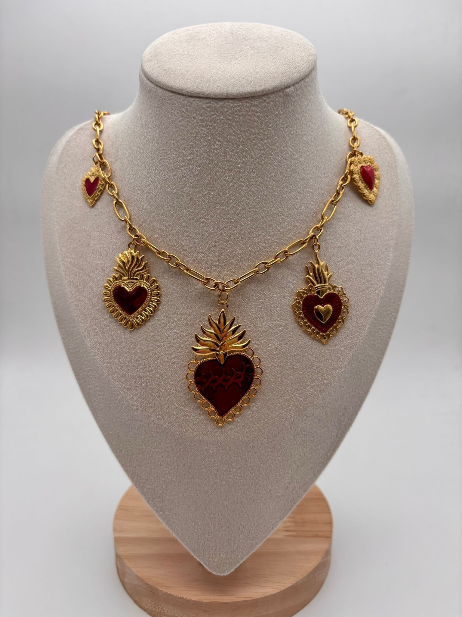 Collana con catena in oro e ciondoli a forma di cuore ex voto al centro rosso