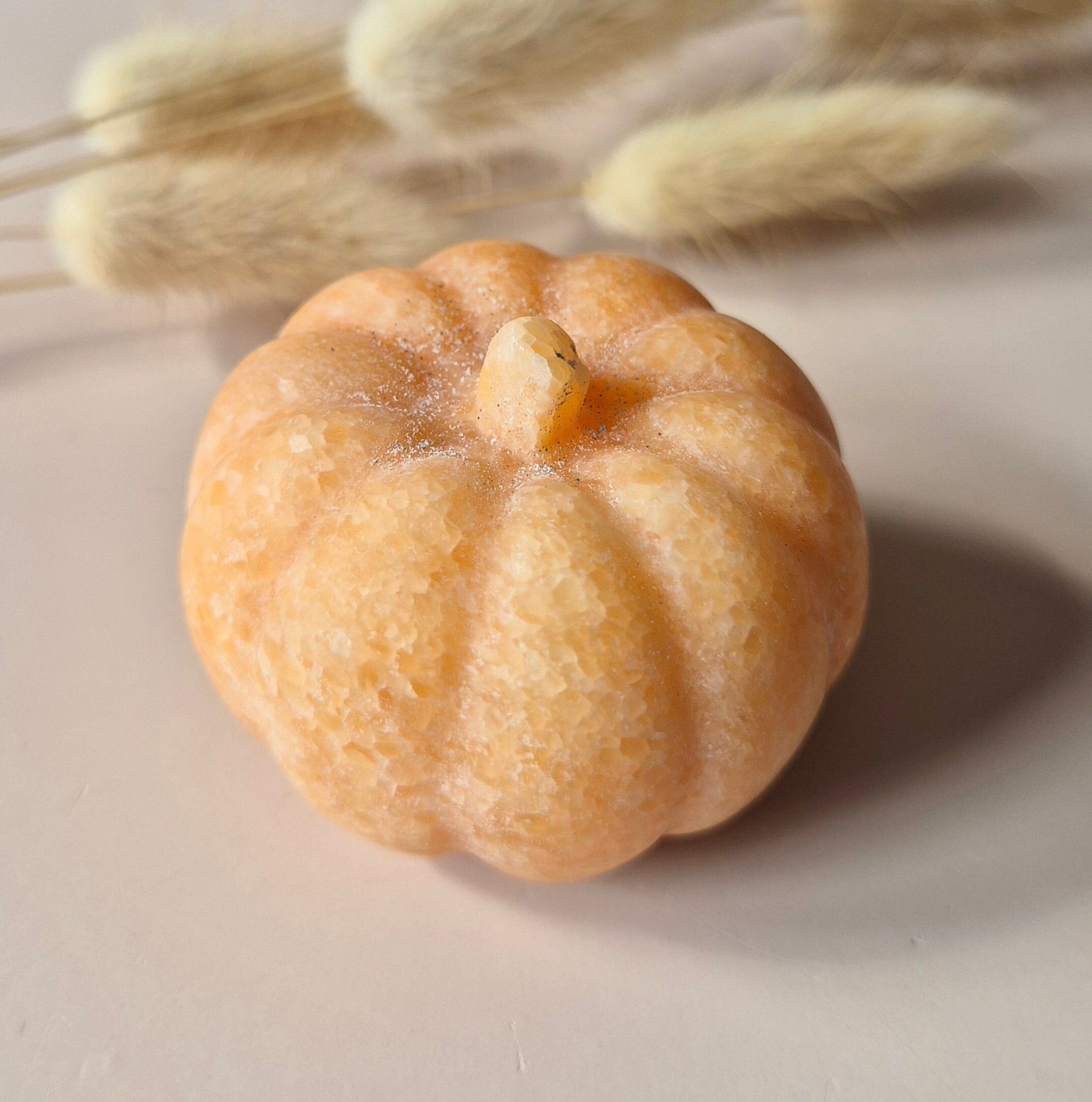 Citrouille sculptée en calcite orange 7 cm – Magie d'automne sculptée à la main pour la décoration d'Halloween