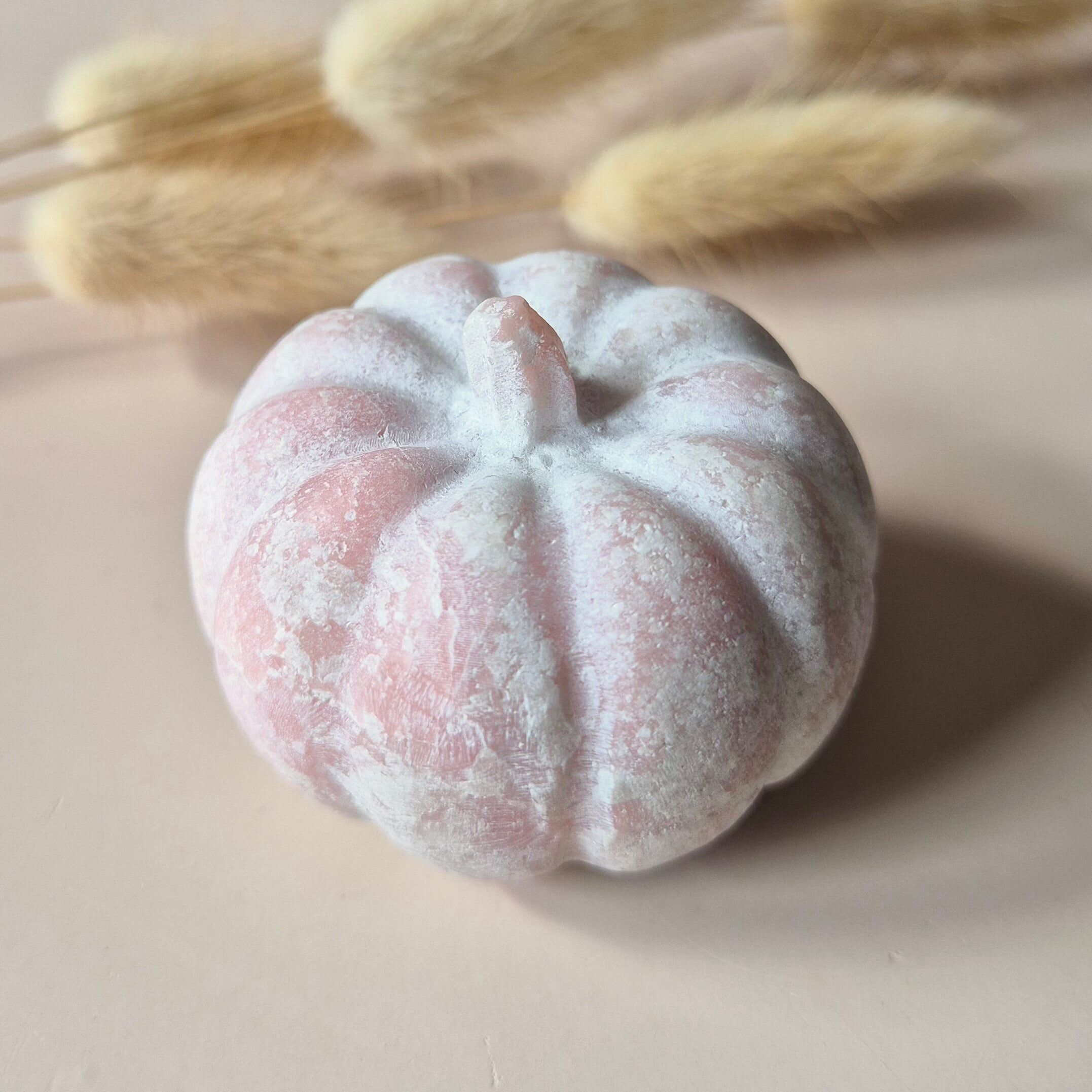 Zucca intagliata con pietre preziose, aragonite rosa, 7 cm – Magia autunnale intagliata a mano per decorazioni di Halloween