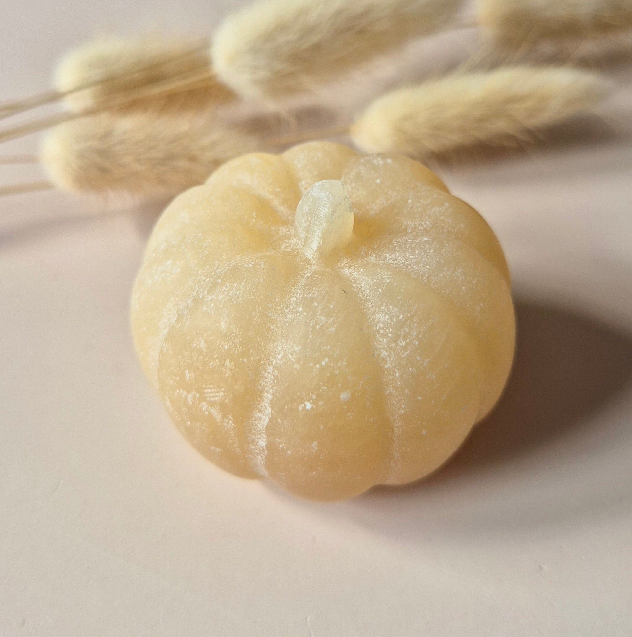 Citrouille sculptée en calcite jaune 7 cm – Magie d'automne sculptée à la main pour la décoration d'Halloween