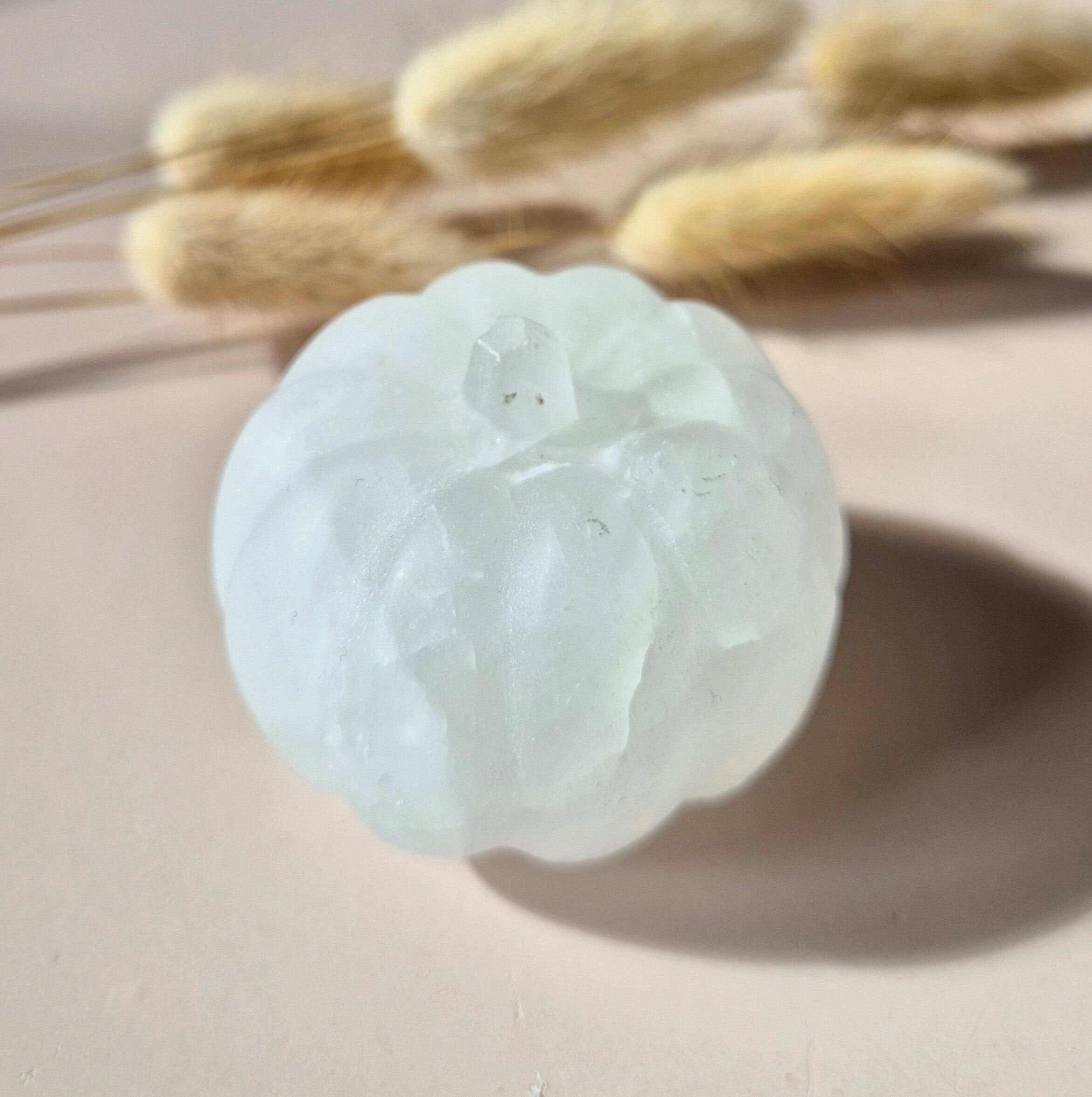 Citrouille sculptée en fluorite 7 cm – Magie d'automne sculptée à la main pour la décoration d'Halloween