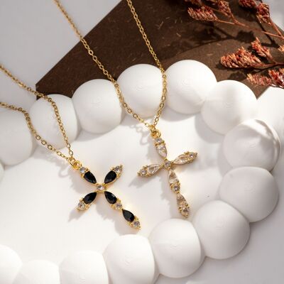 Collar de acero inoxidable con cristales y cruz brillante