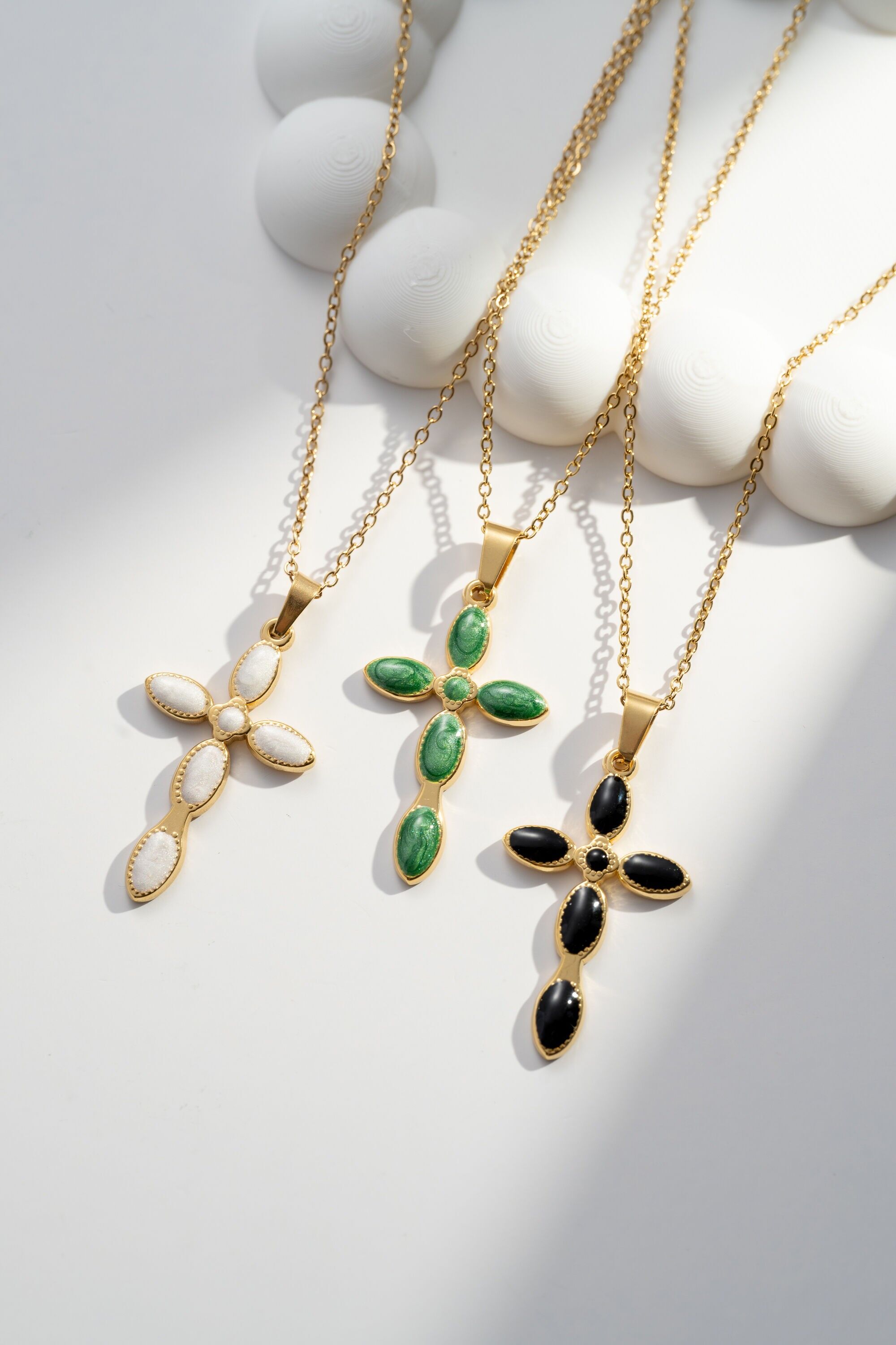 Elegante Halskette mit Steinkreuzanhänger aus Edelstahl