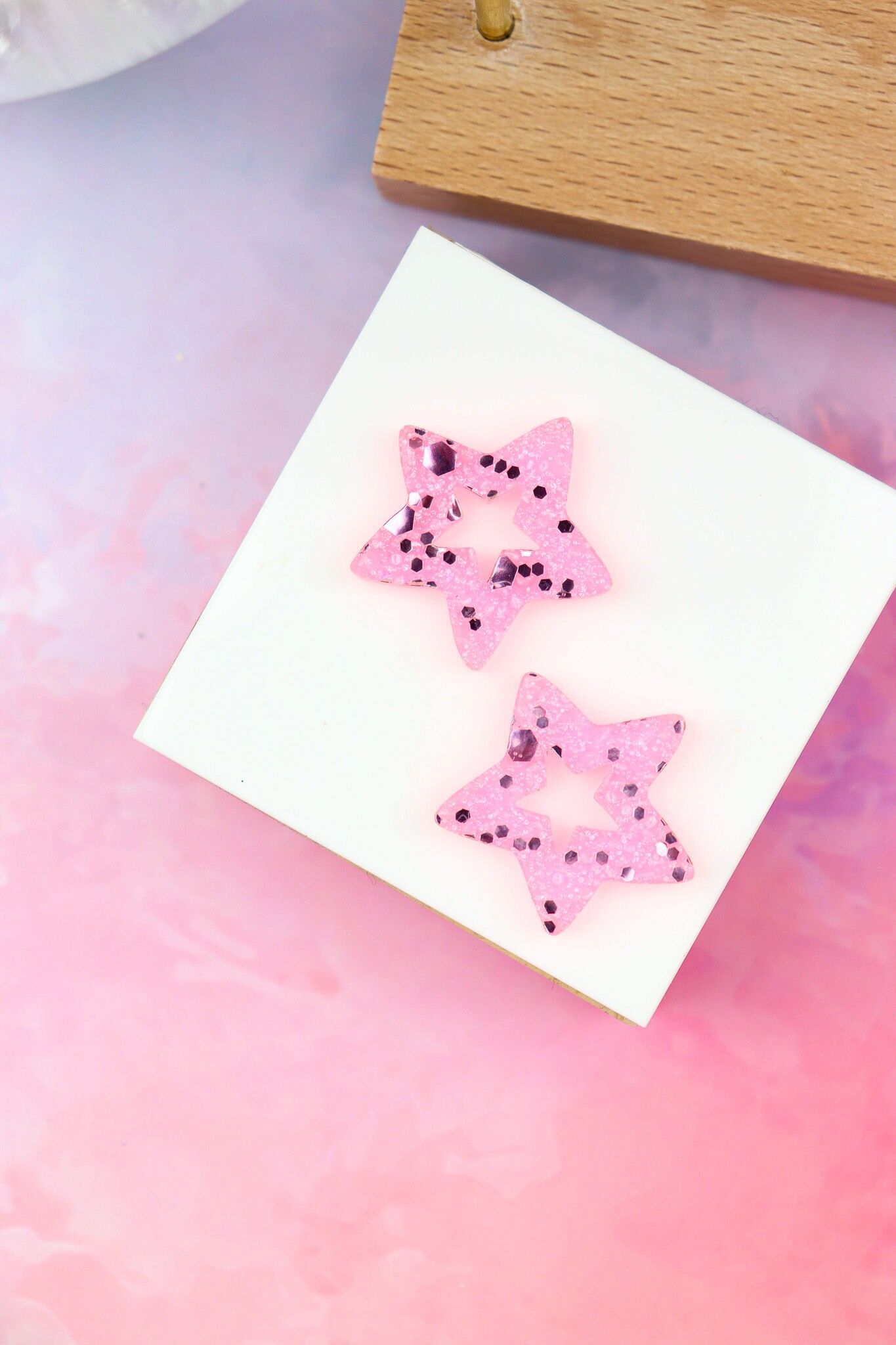 Creolen mit Pailletten und Stern in Neonpink