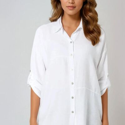 Camisa blanca de corte relajado con mangas enrolladas