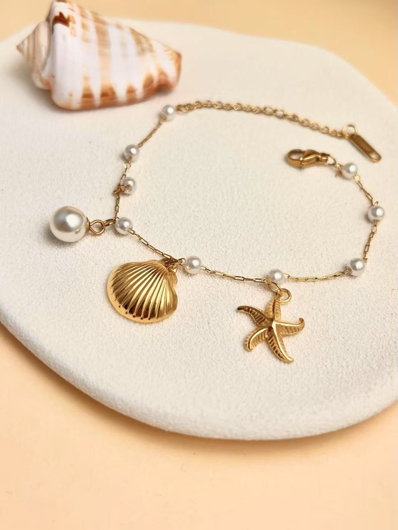 Thin stainless steel pearl bracelet with seashell and starfish