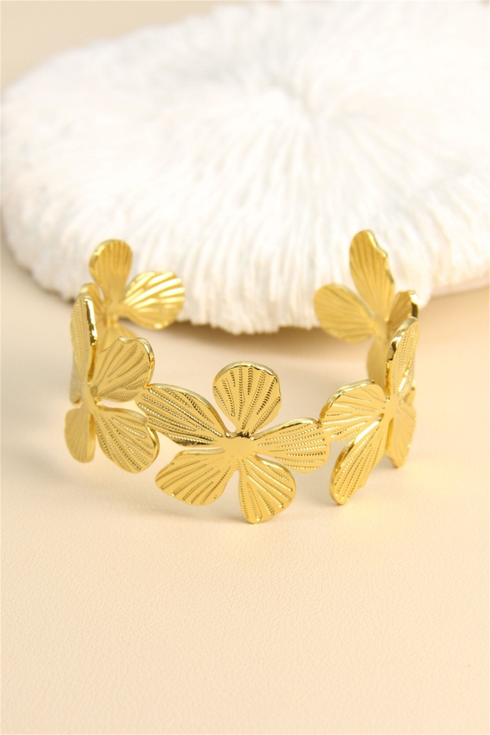 Bracciale a polsino con fiori – Eleganza floreale senza tempo