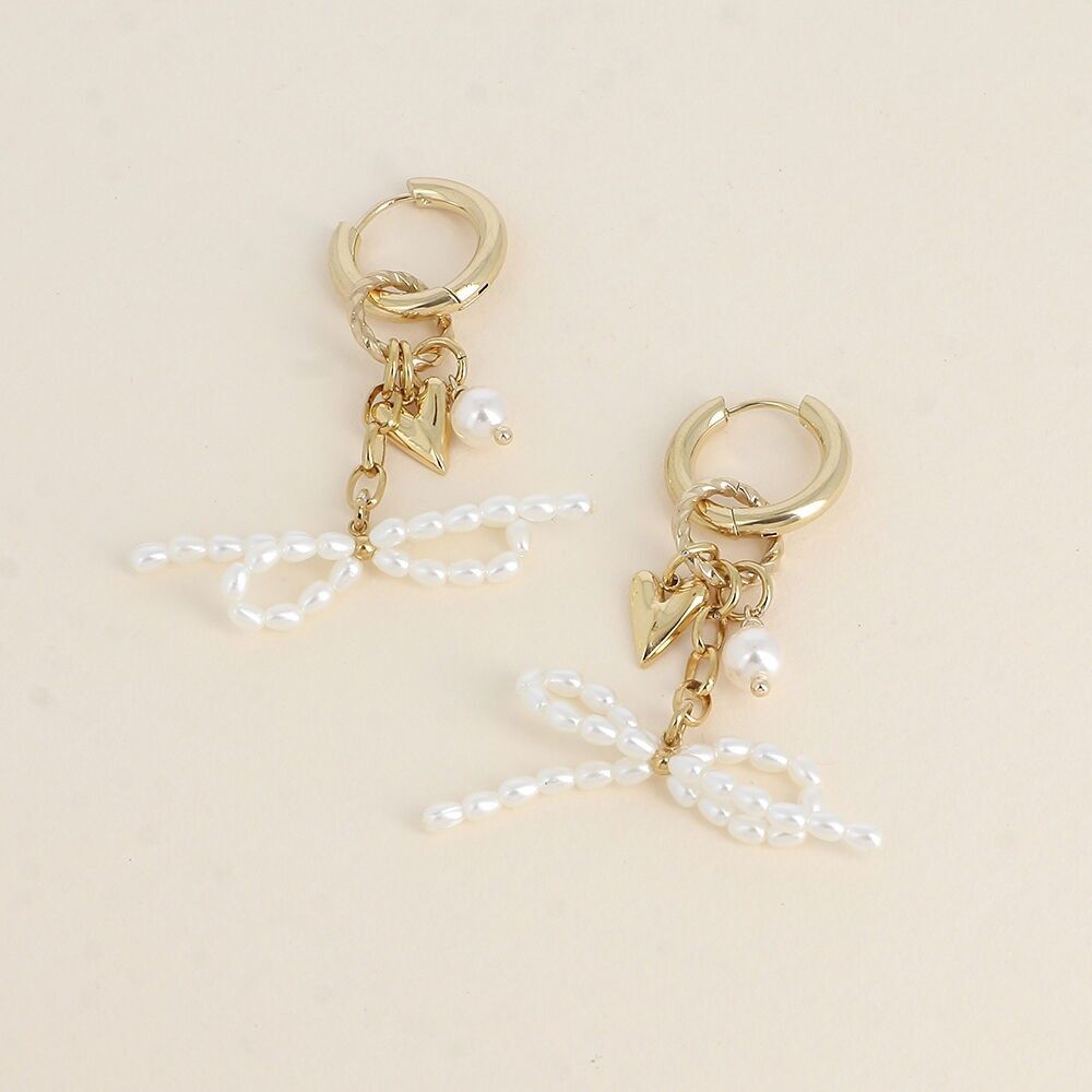 Criollos - anillos retorcidos, pajarita con cuentas de resina blanca