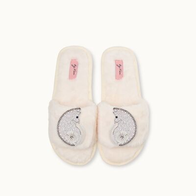 Brooches for slippers: white cat