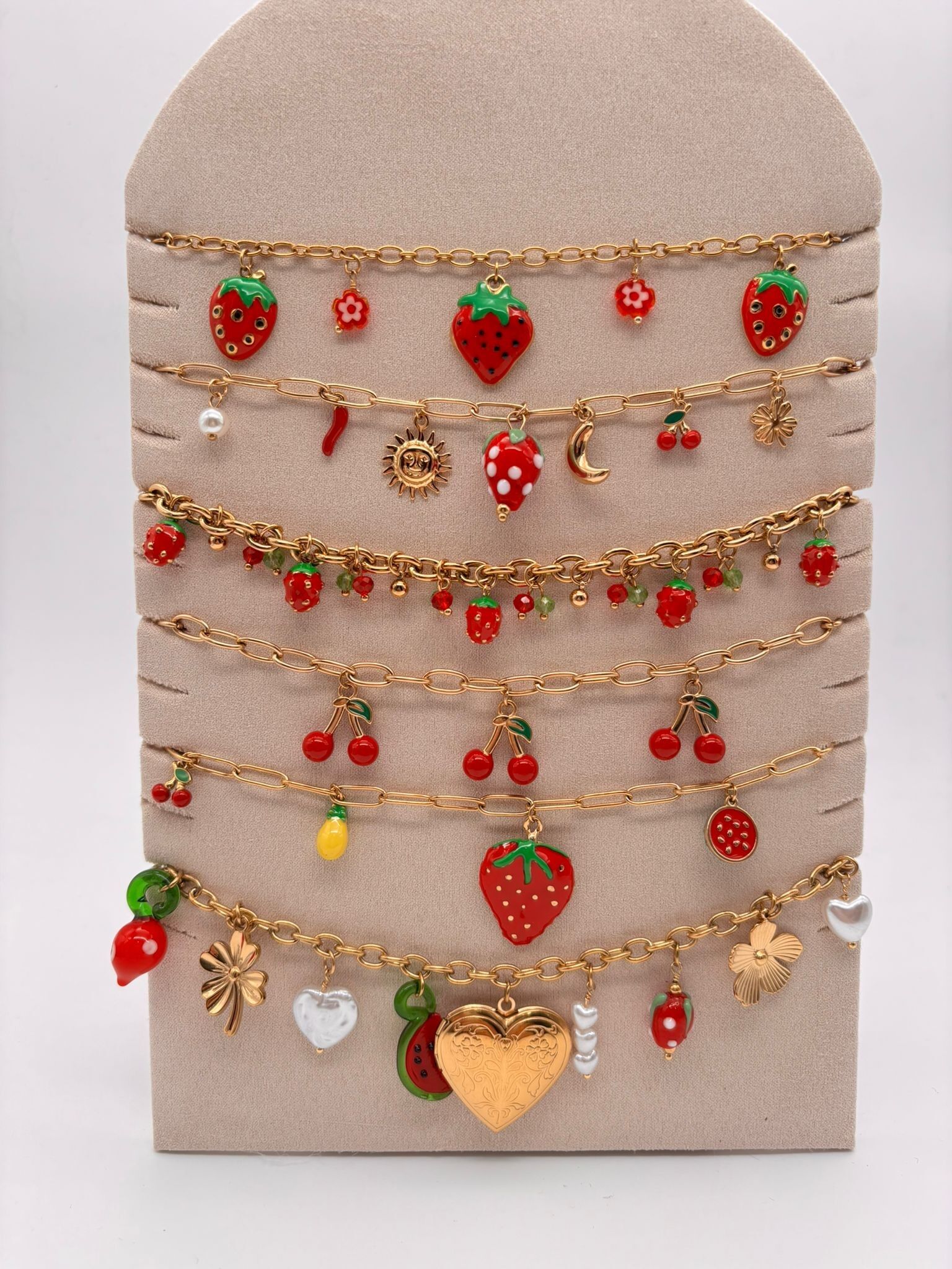 Set di 6 collane di fragole e ciliegie in esposizione