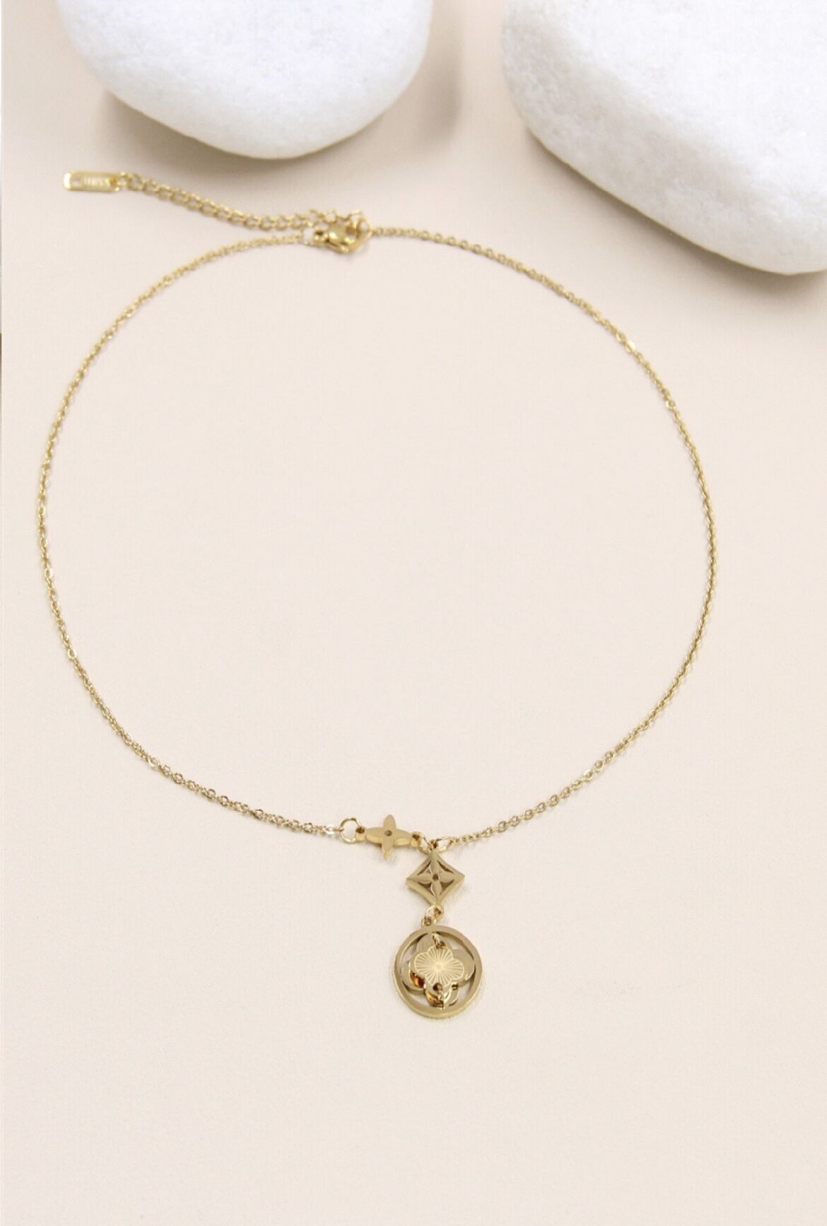 Collana in acciaio inossidabile con motivo a stella e trifoglio