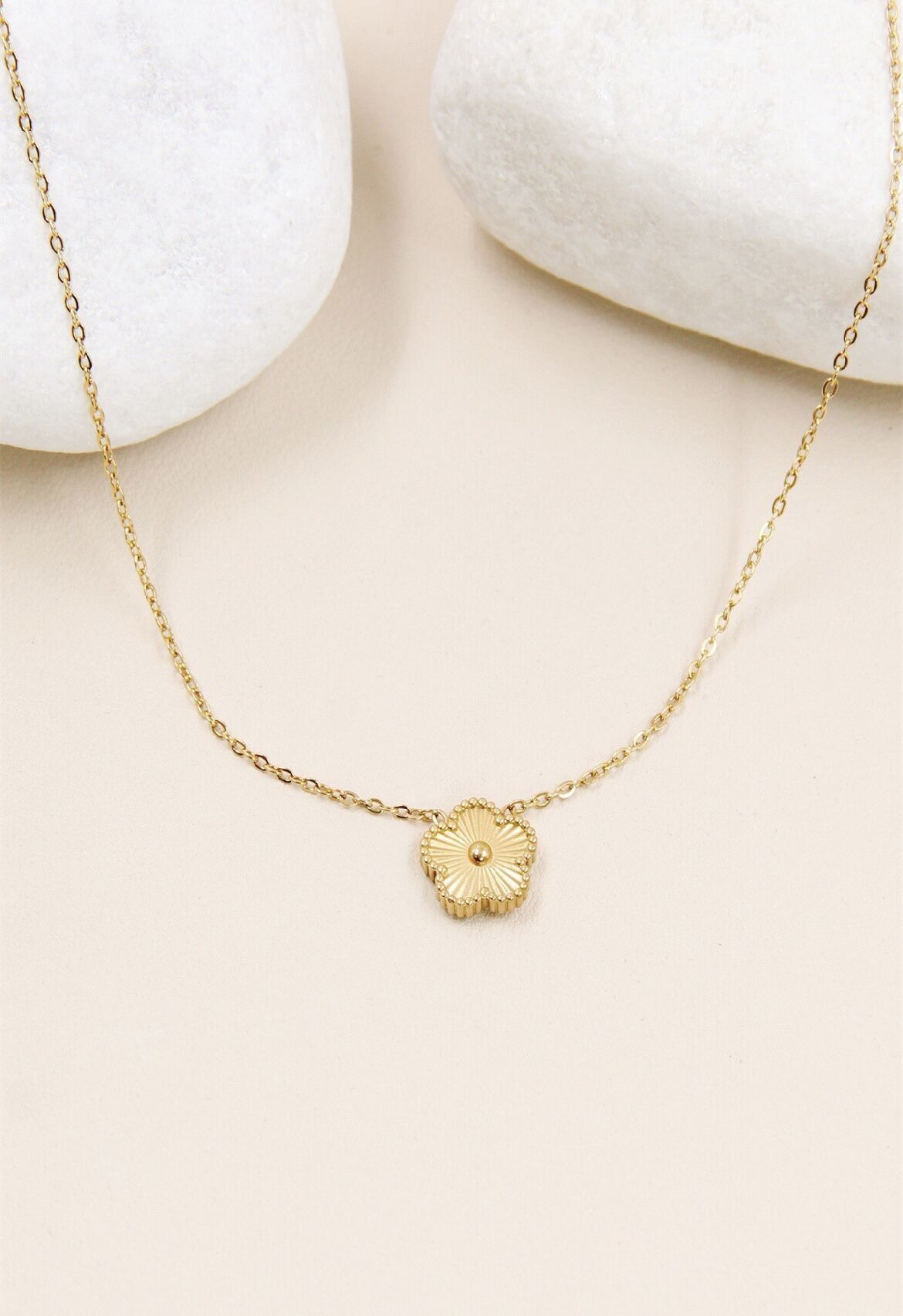 Collana in acciaio inossidabile con trifoglio: un gioiello alla moda