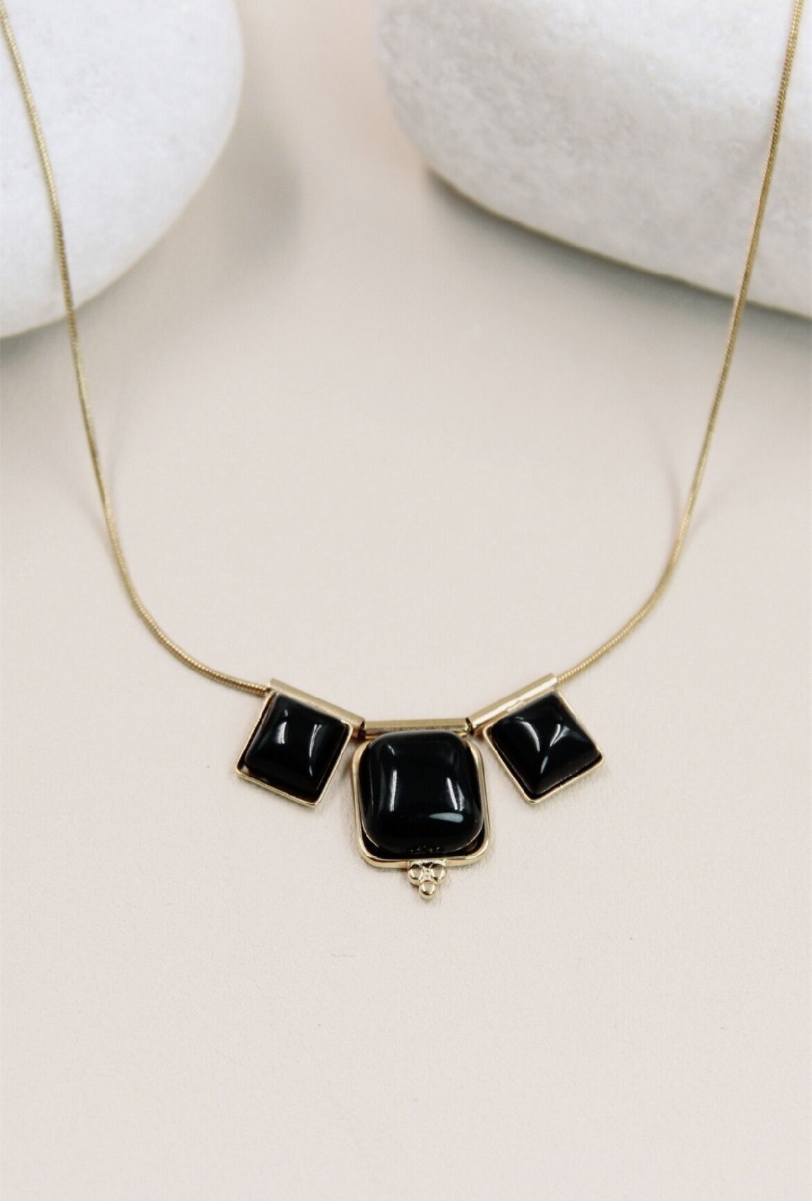Collana in acciaio inossidabile con 3 pietre quadrate - Un gioiello di raffinatezza