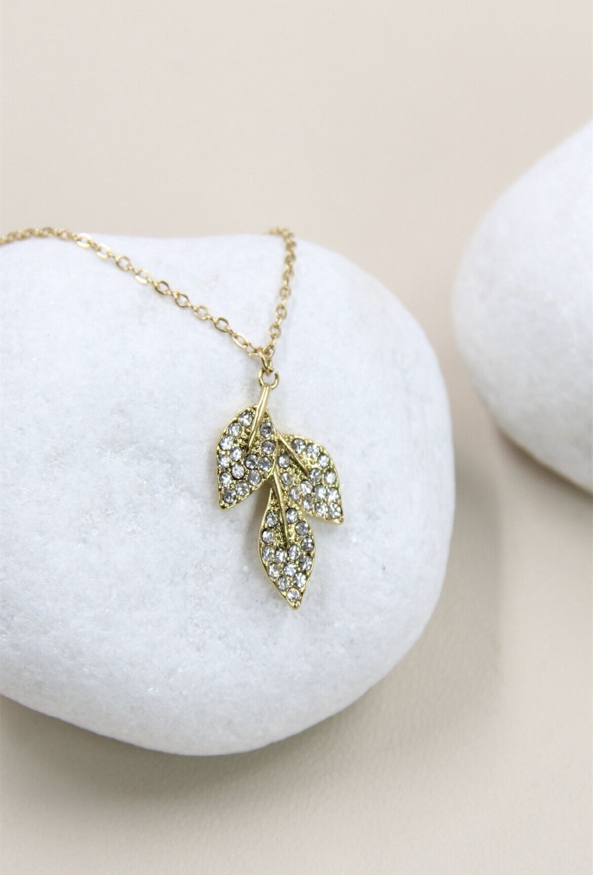 Collana con foglia di strass in acciaio inossidabile