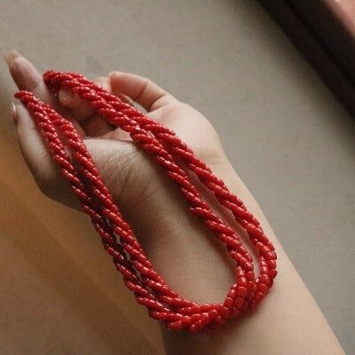 Elegante collana di perline intrecciate in corallo rosso