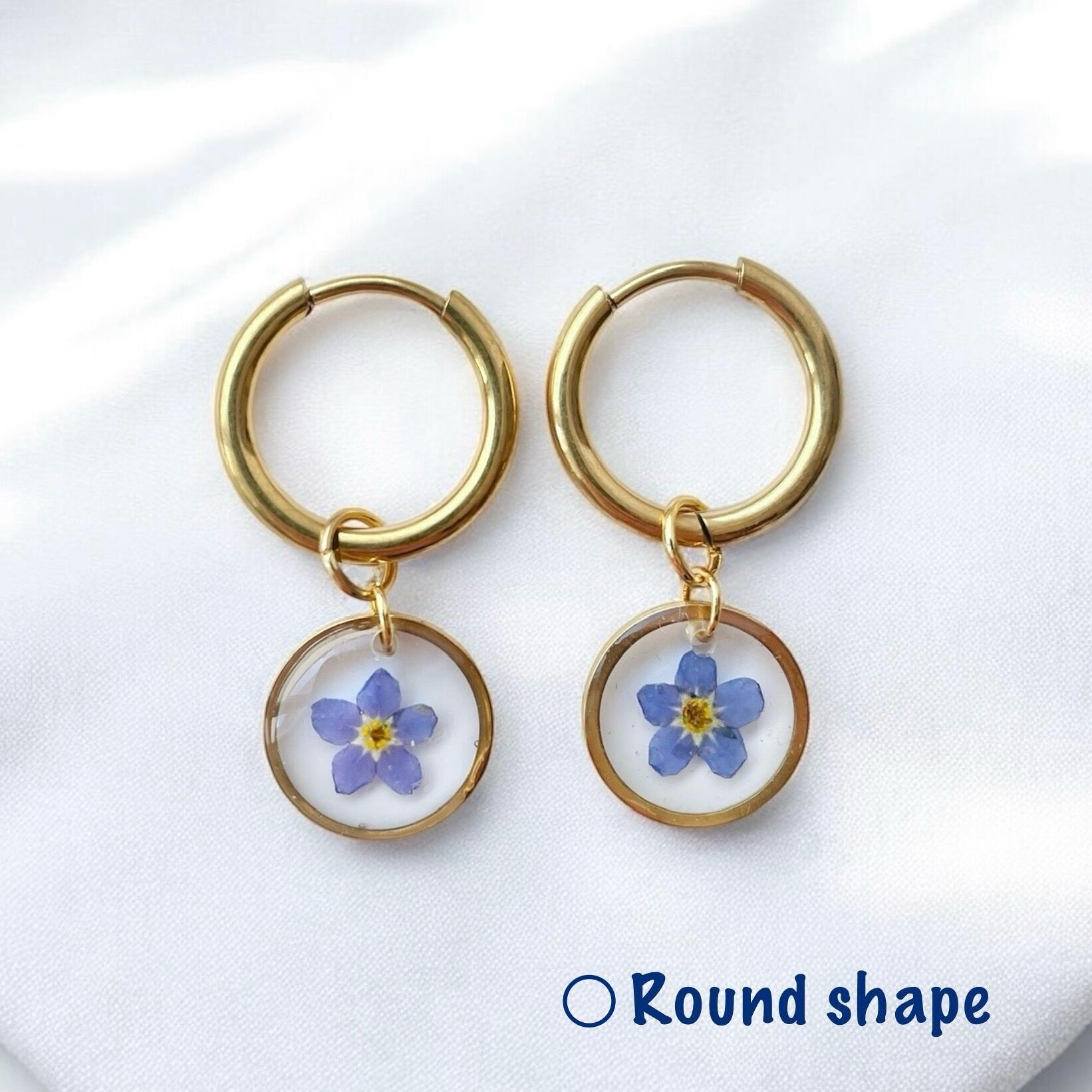 Vergissmeinnicht Ohrringe mit gepresster blauer Blüte, Wildblumen – Hängeohrringe aus hypoallergenem Edelstahl in Gold/Silber, Handgemacht