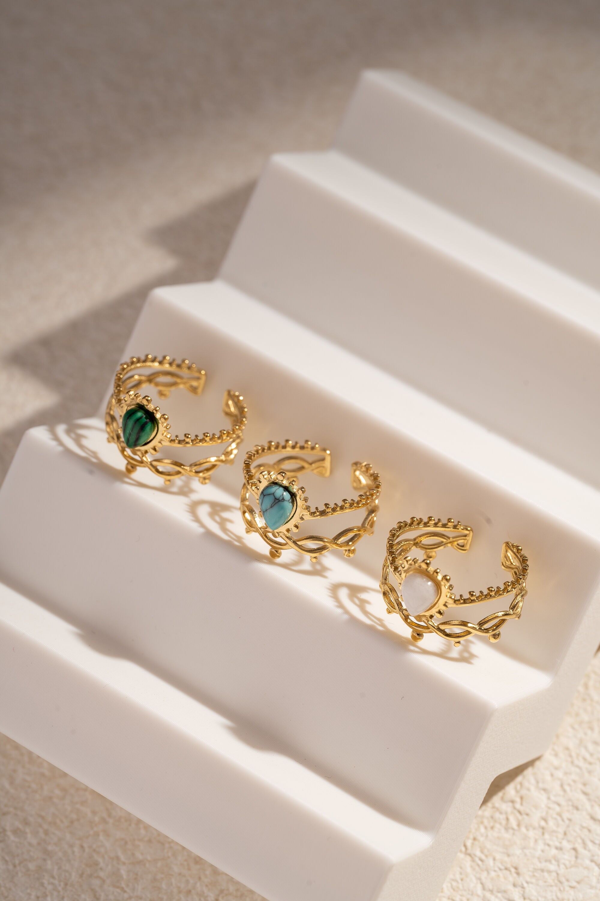 Durchbrochener Goldring aus Edelstahl mit farbigem Stein