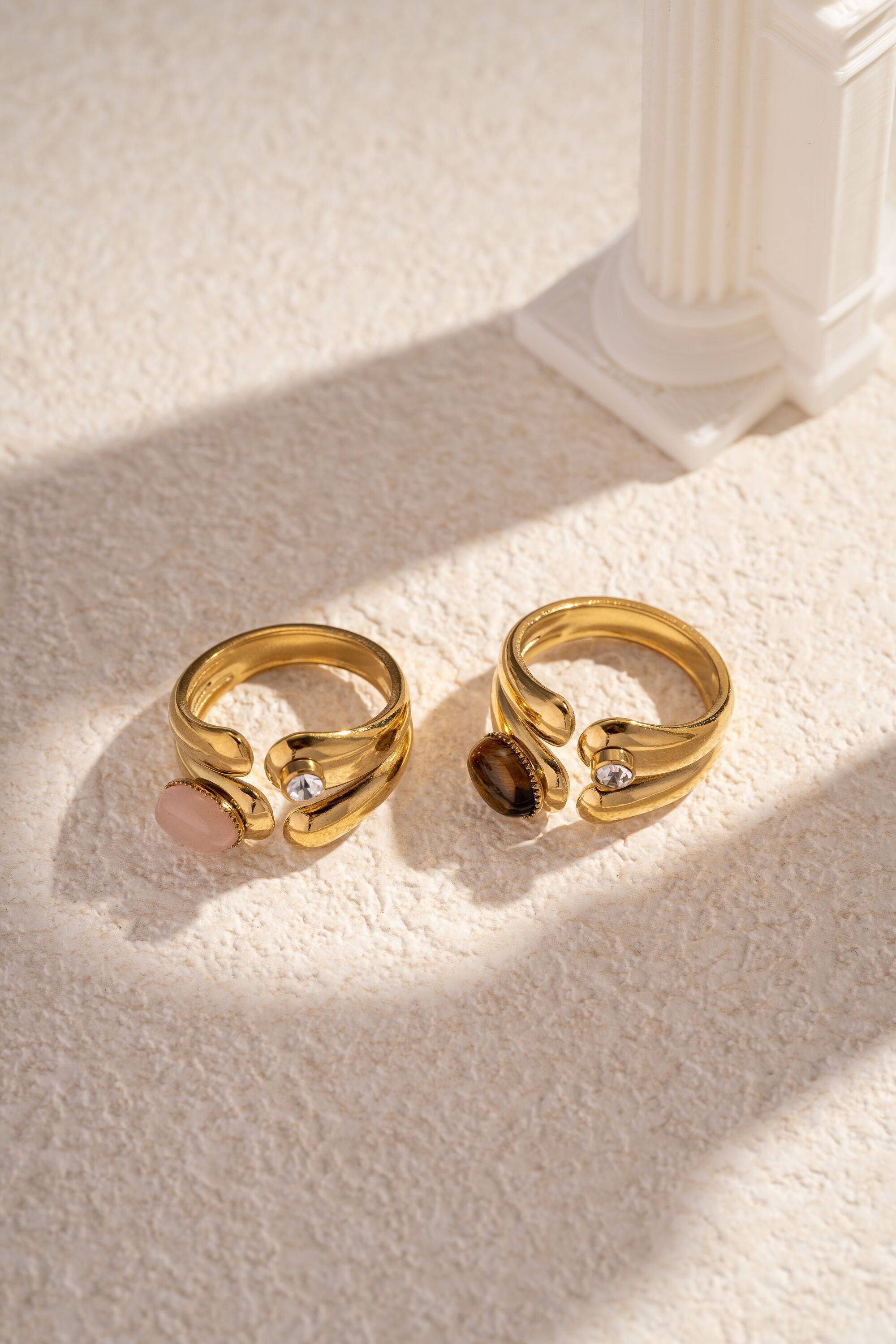 Verstellbarer Edelstahlring mit glänzendem Stein und Strasssteinen