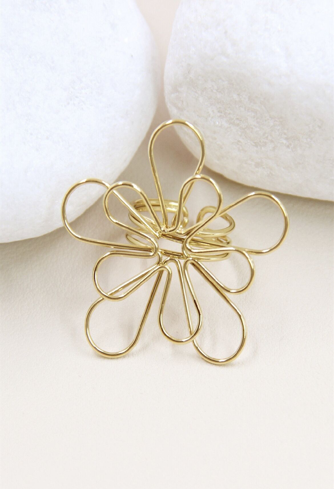 Bague en Forme de Fleur en Acier Inoxydable - Un Bijou Élégant