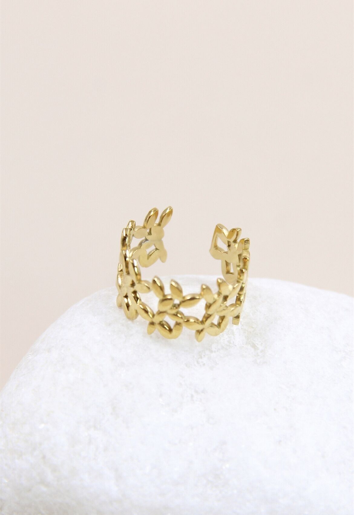 Anello regolabile in acciaio inossidabile: un accessorio pratico ed elegante