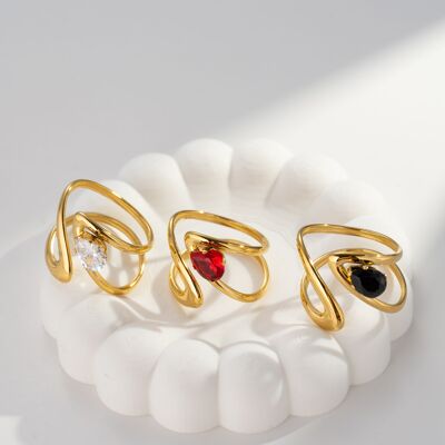 Anillo de acero inoxidable con forma geométrica moderna y cristal brillante.