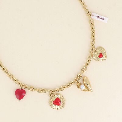 Collar con dijes de corazón de esmalte, piedras naturales y perlas de agua dulce.