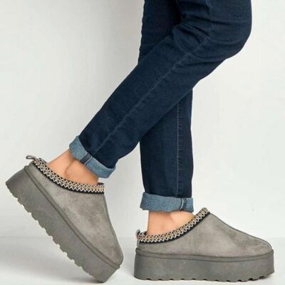 CIABATTE CON PLATEAU MORBIDE RICAMATE GRIGIE, DETTAGLIO AZTECO, STIVALETTI CON FODERA IN PELLICCIA SINTETICA (CONFEZIONE DA 12 PAIA, TAGLIA UK3-UK8)