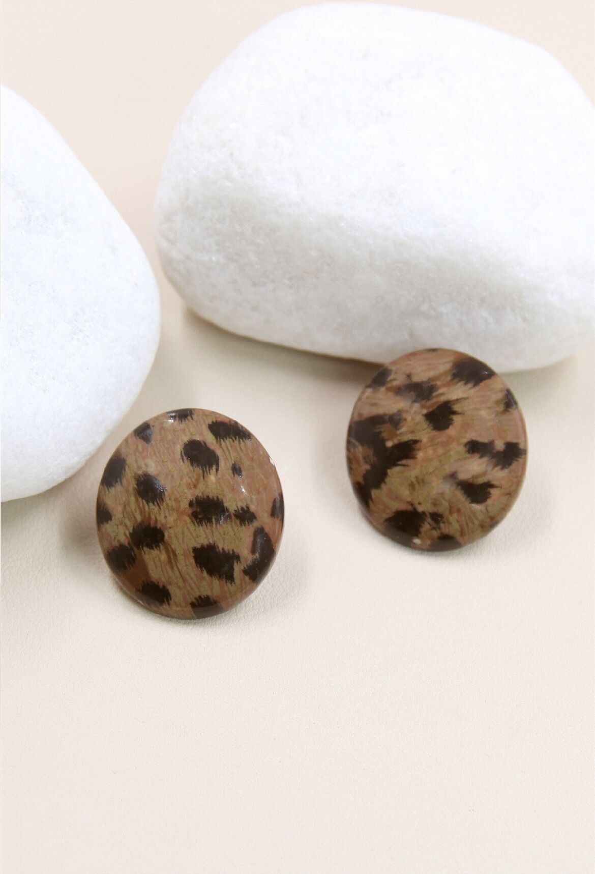 Wild Elegance - Orecchini in resina leopardata e acciaio inossidabile