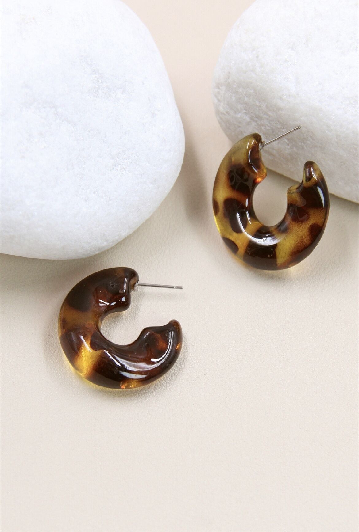 Orecchini a cerchio in resina e acciaio inossidabile con motivo leopardato - Wild Elegance