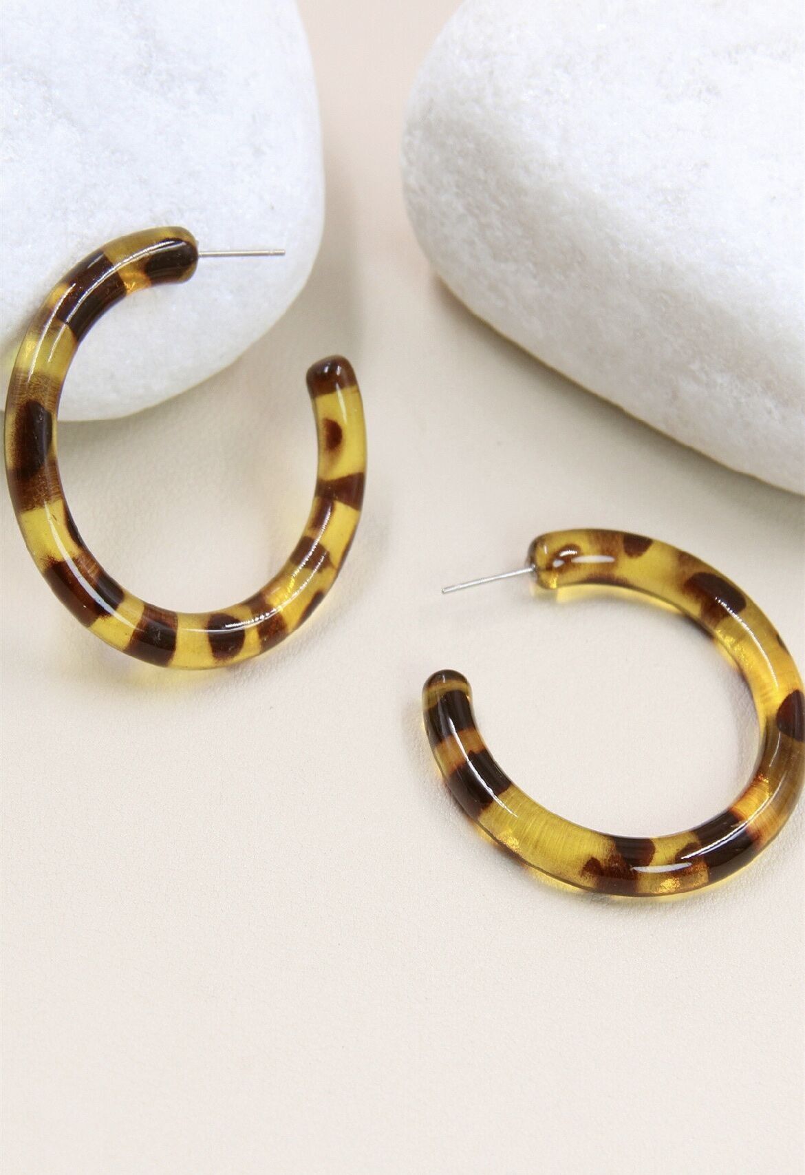 Orecchini a cerchio in acciaio inossidabile con motivo leopardato - Wild Elegance