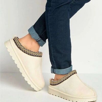 Pantuflas aztecas bordadas en ante sintético color crema (paquete de 12 pares, tallas 3-8 del Reino Unido)