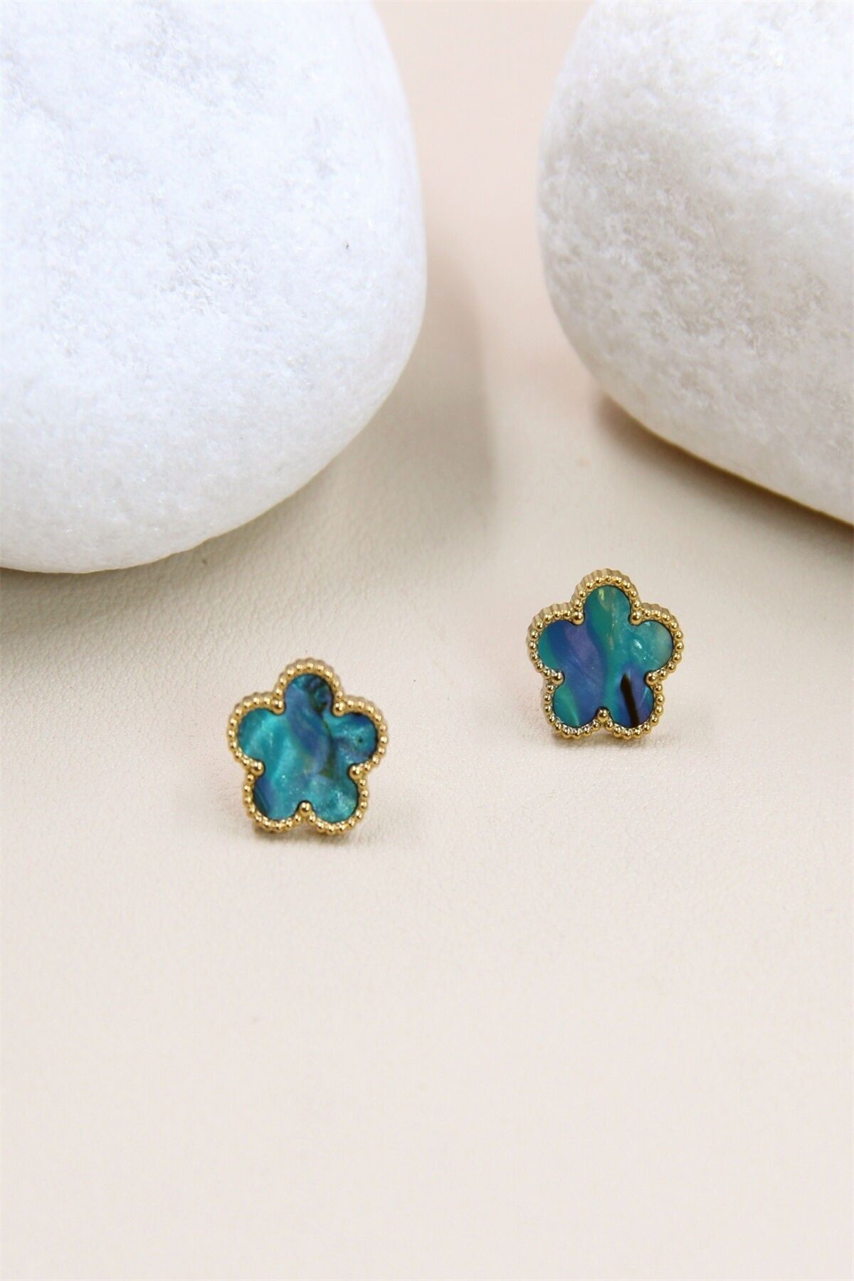 Orecchini a forma di quadrifoglio in madreperla e acciaio inossidabile: eleganza e raffinatezza