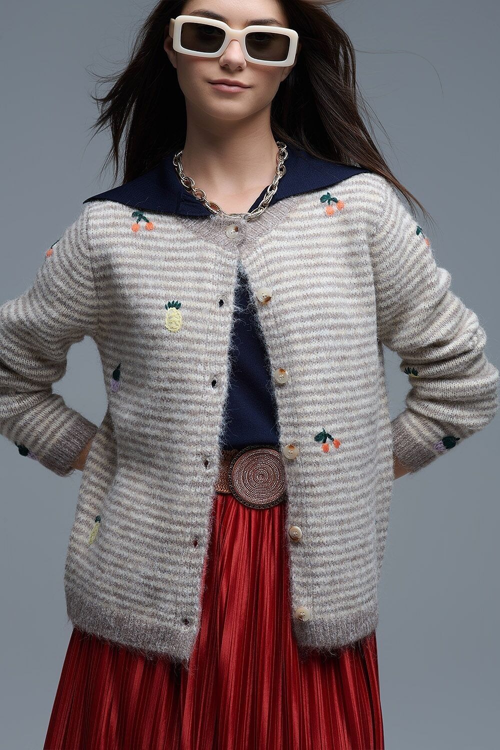 Cardigan a righe con scollo rotondo e frutta ricamata in beige