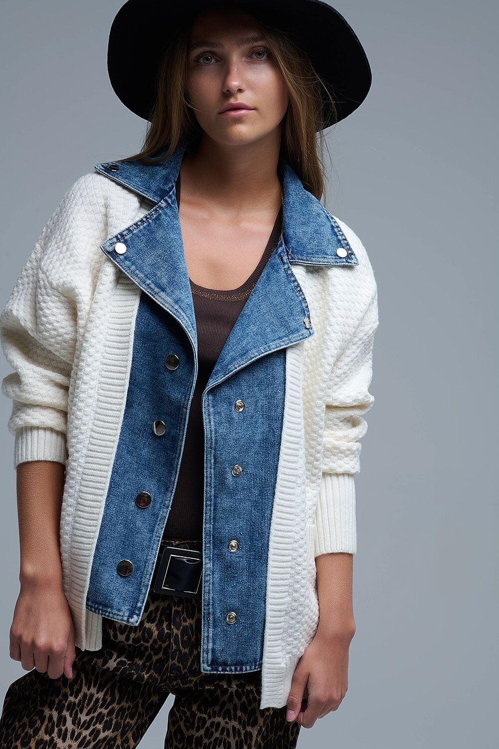 Cardigan in maglia a nido d'ape bianco con interno in denim spesso blu