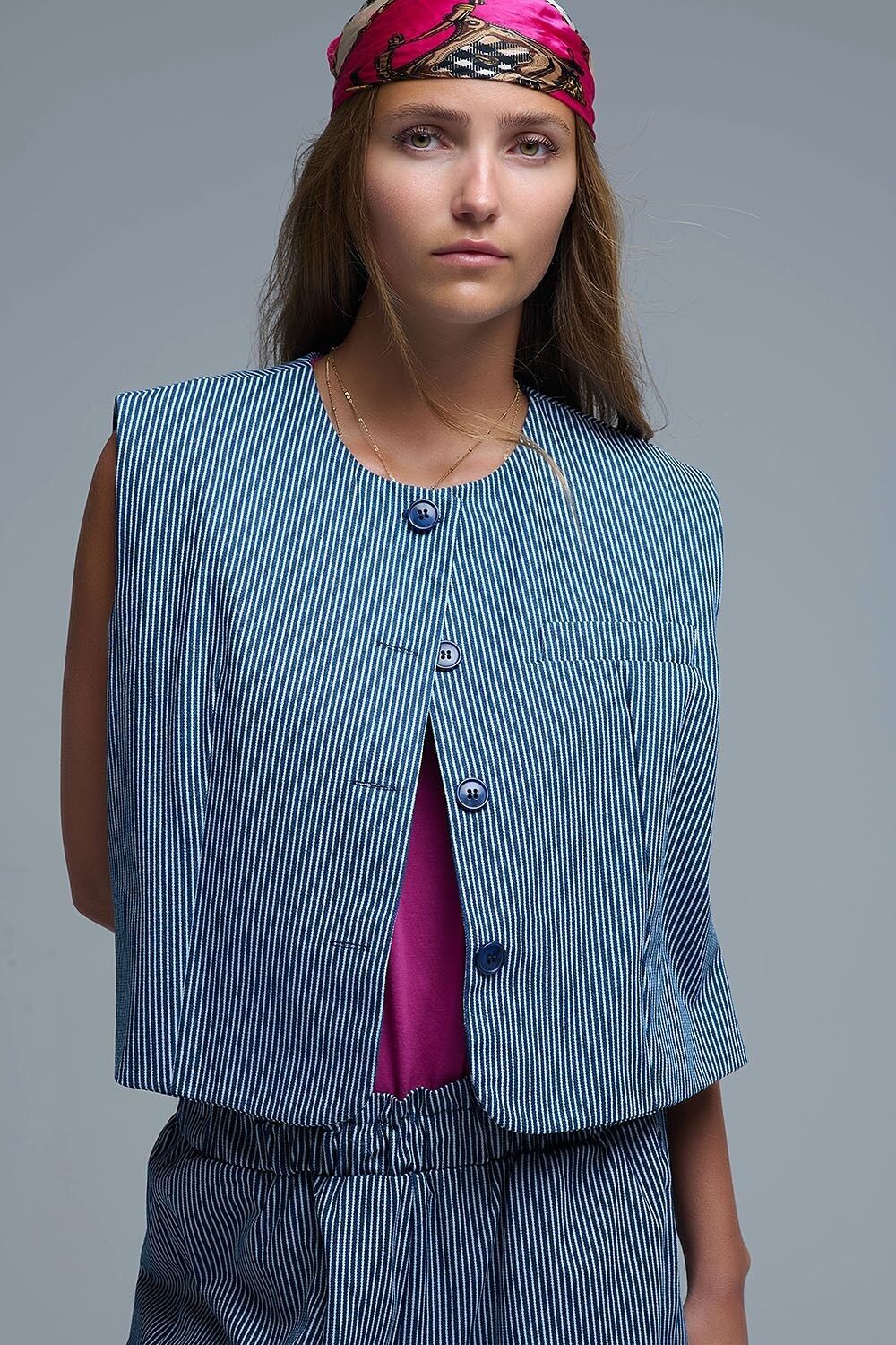 Gilet girocollo a righe blu e bianche