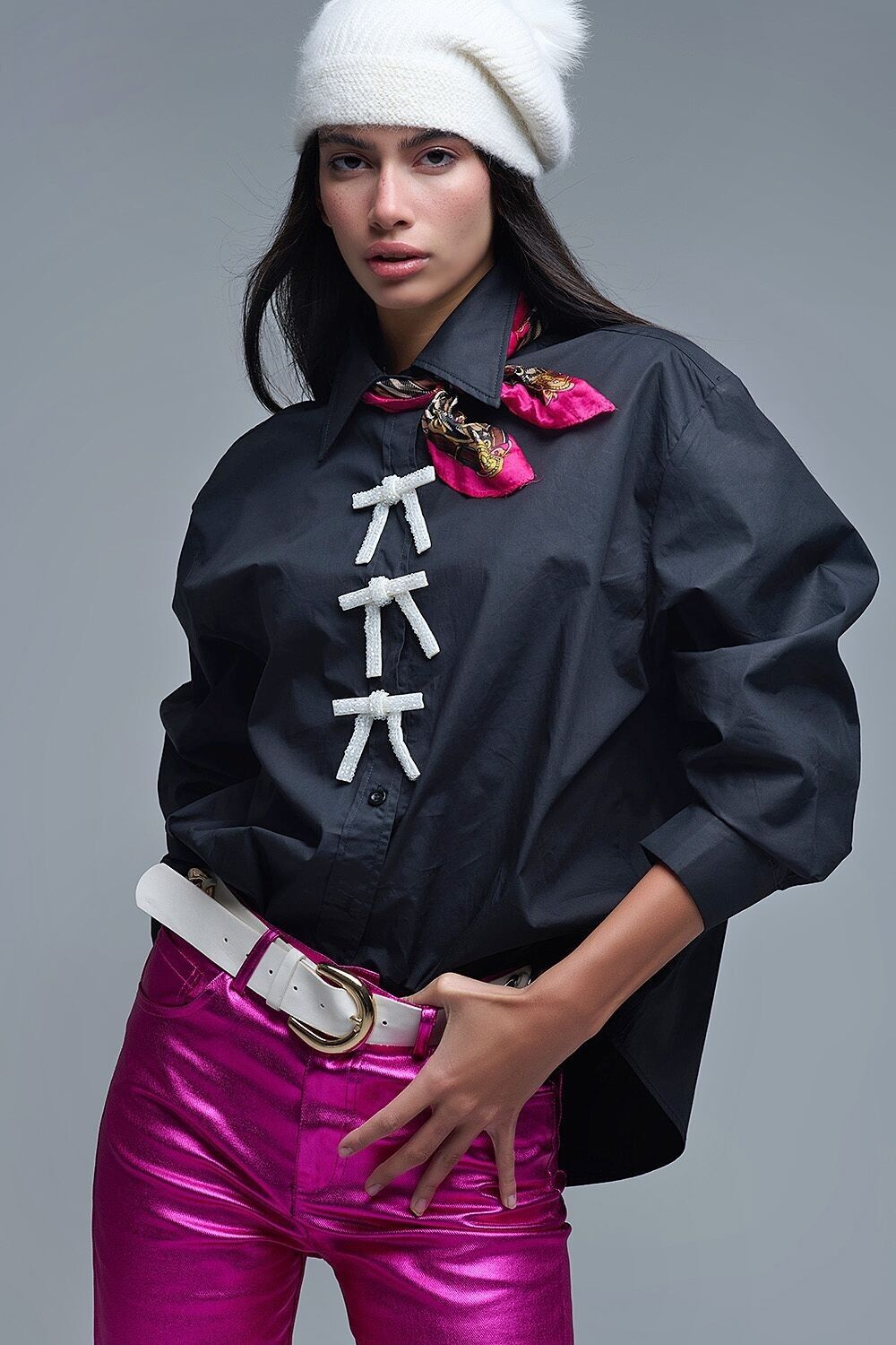 Chemise oversize en popeline noire avec boutons en perles blanches