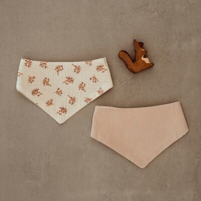 Bavaglino bandana ecrù con motivi floreali rosa
