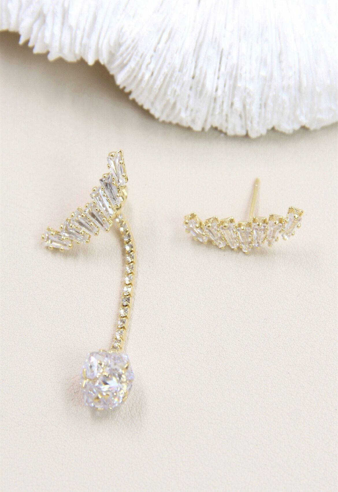 Orecchini asimmetrici con strass su gambo in argento 925