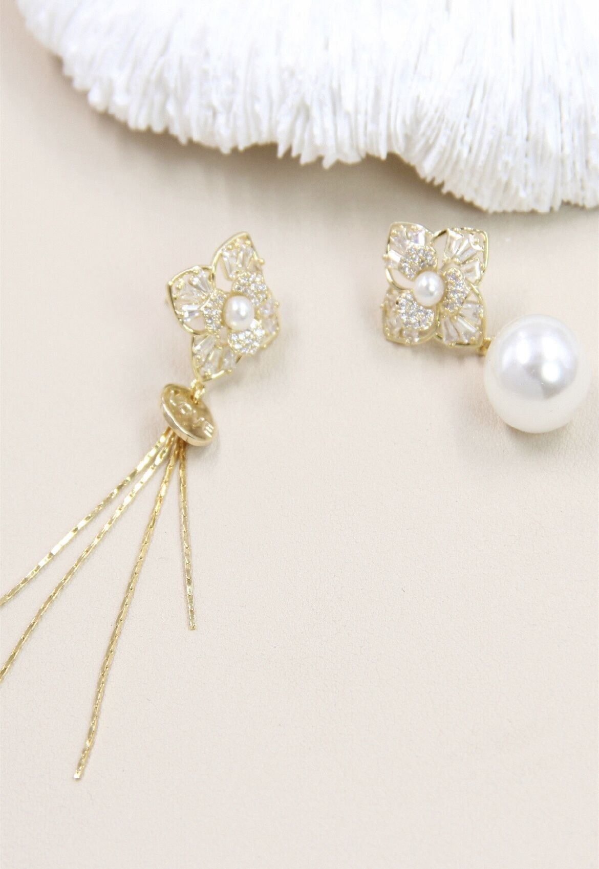 Orecchini a bottone asimmetrici con perle in argento 925