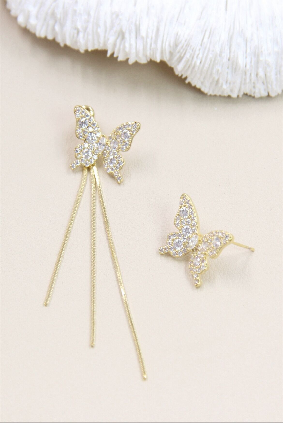 Orecchini asimmetrici decorati con strass su gambo in argento 925