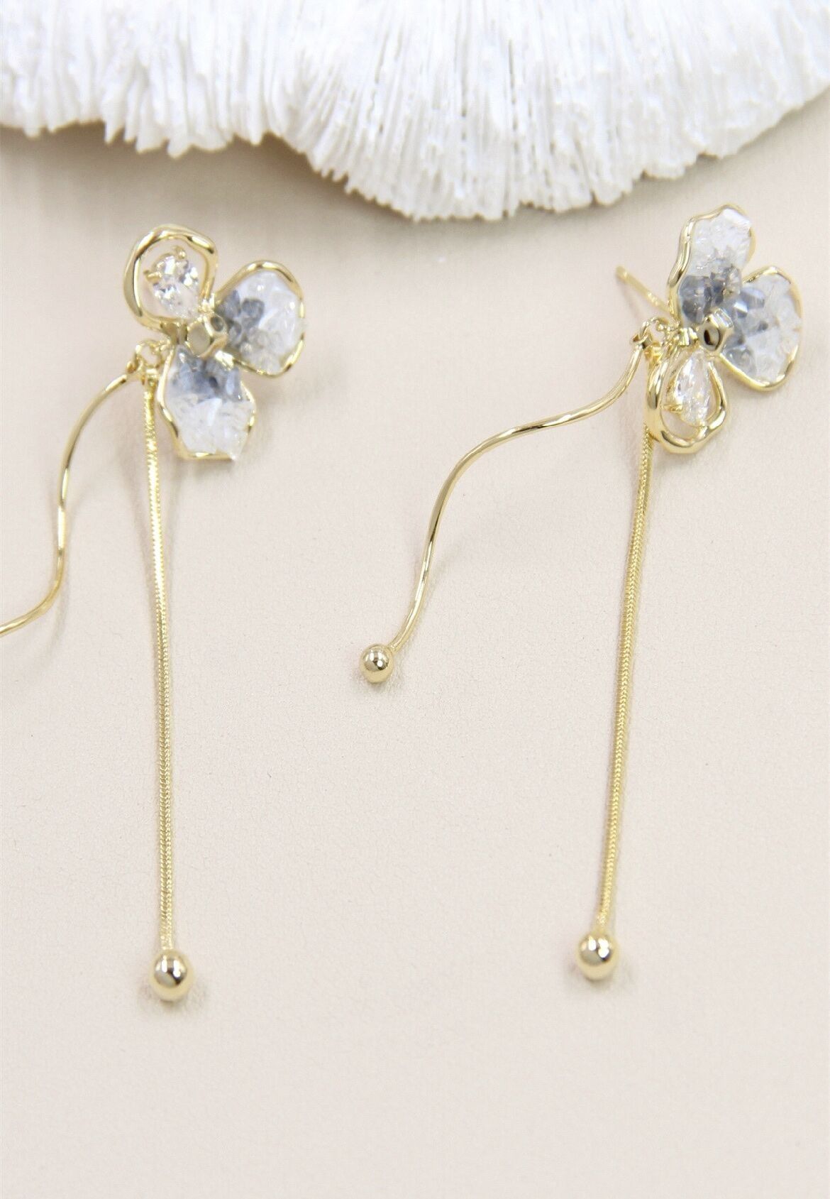 Orecchini a forma di fiore decorati con cristallo di vetro su gambo in argento 925