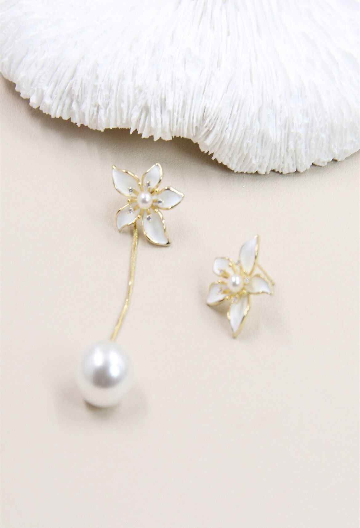 Orecchini asimmetrici a forma di fiore con perle lucenti su gambo in argento 925