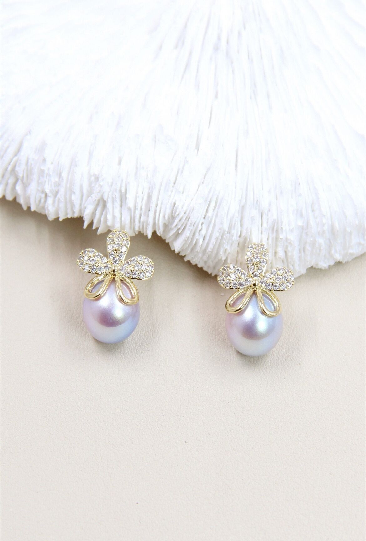 Orecchini a forma di fiore con perle: eleganza perlata