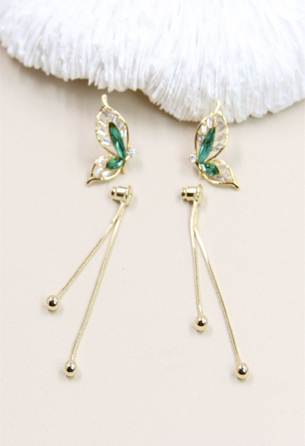 Orecchini a farfalla decorati con cristallo su gambo in argento 925