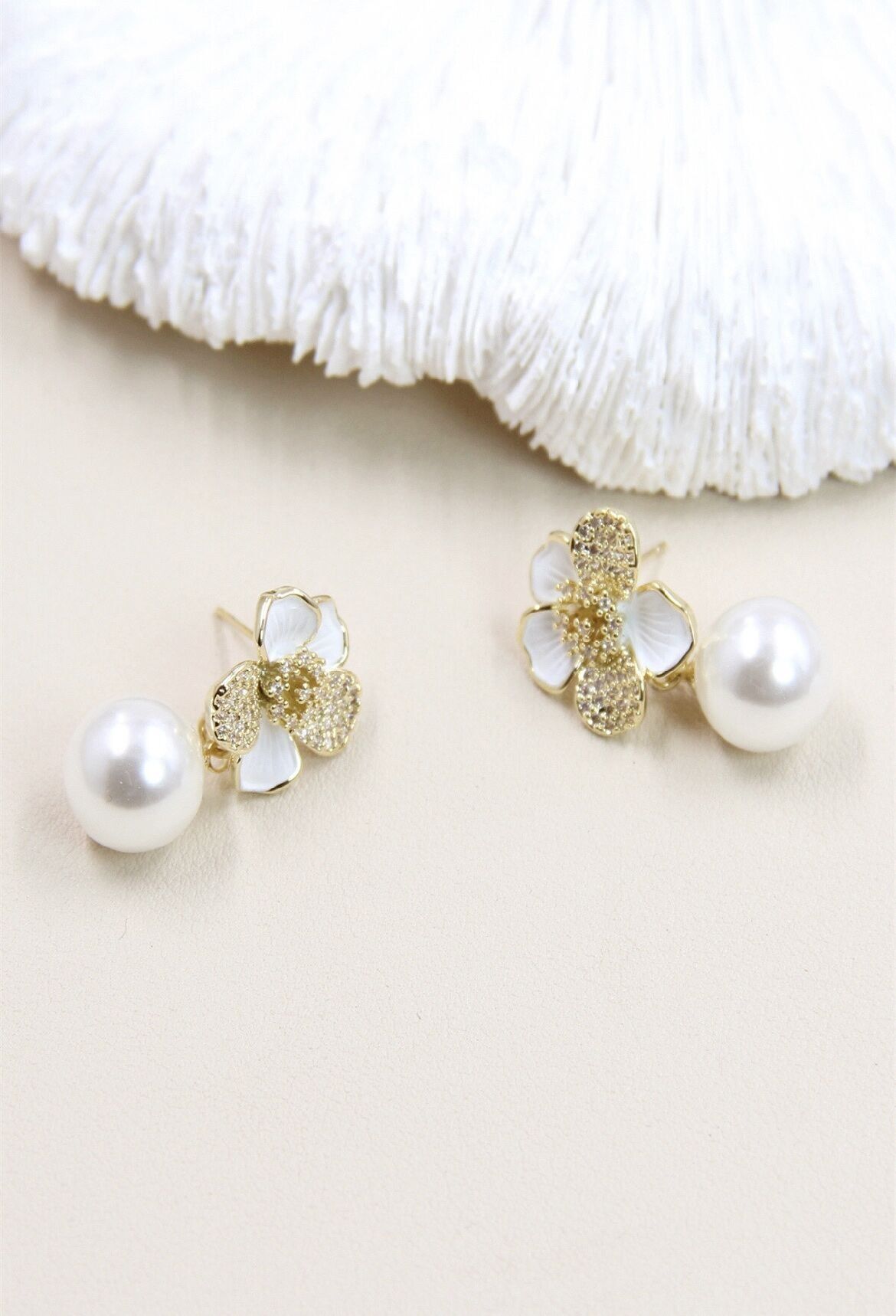 Orecchini a forma di fiore con perle lucenti su gambo in argento 925