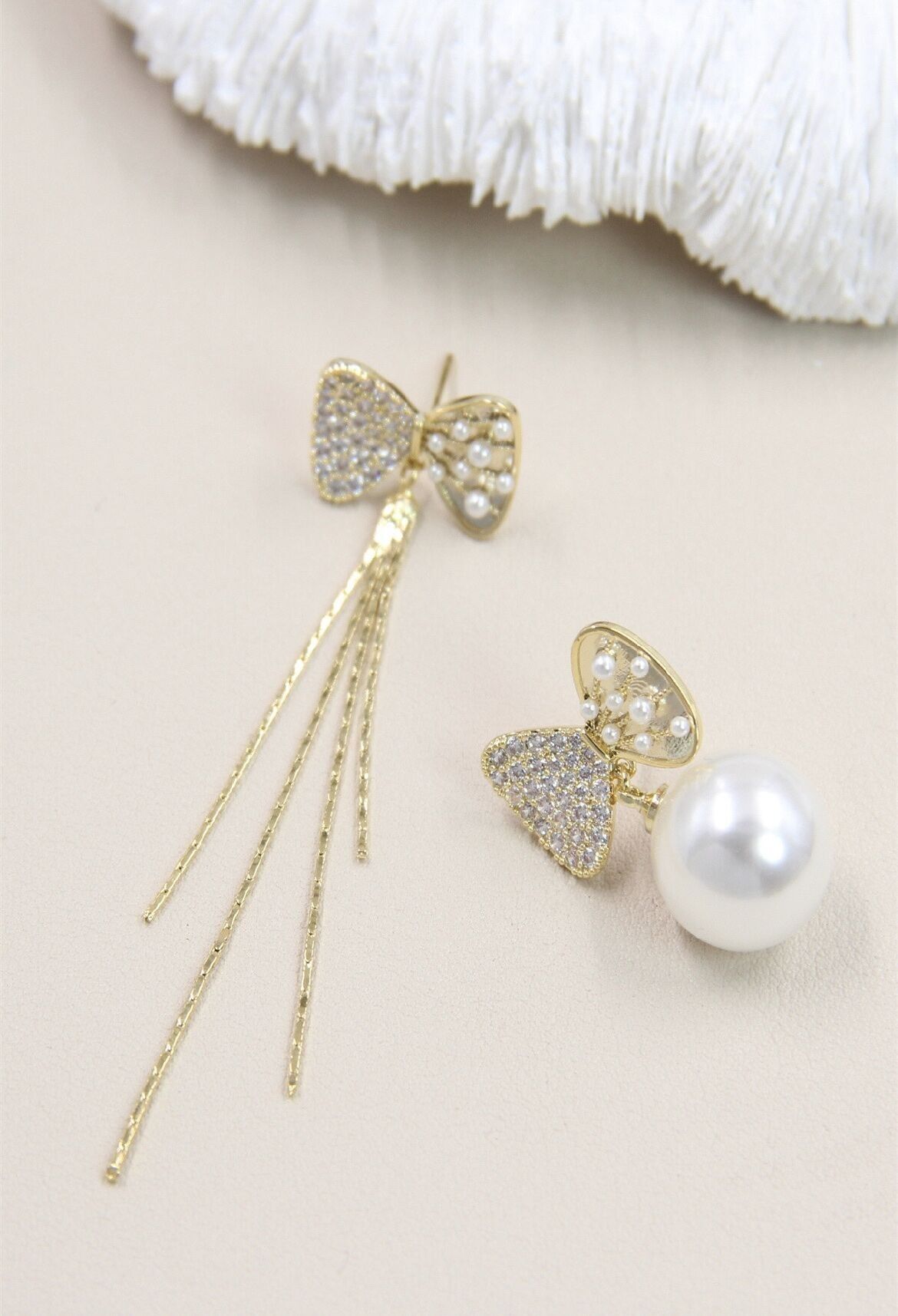 Orecchini a farfalla decorati con cristalli e perle in argento 925