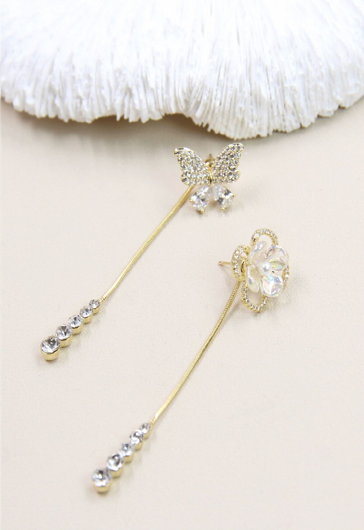 Orecchini a farfalla asimmetrici - perno in argento 925