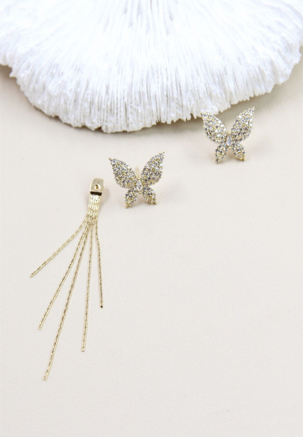 Orecchini a farfalla decorati con cristallo su gambo in argento 925