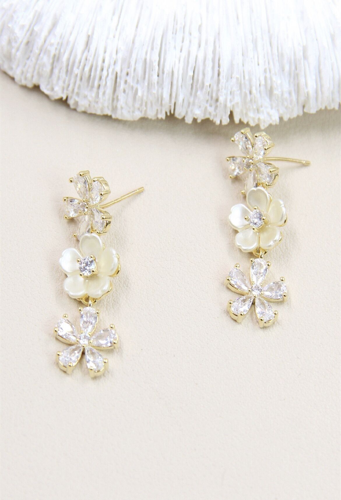 Orecchini a forma di fiore con gambo in cristallo in argento 925