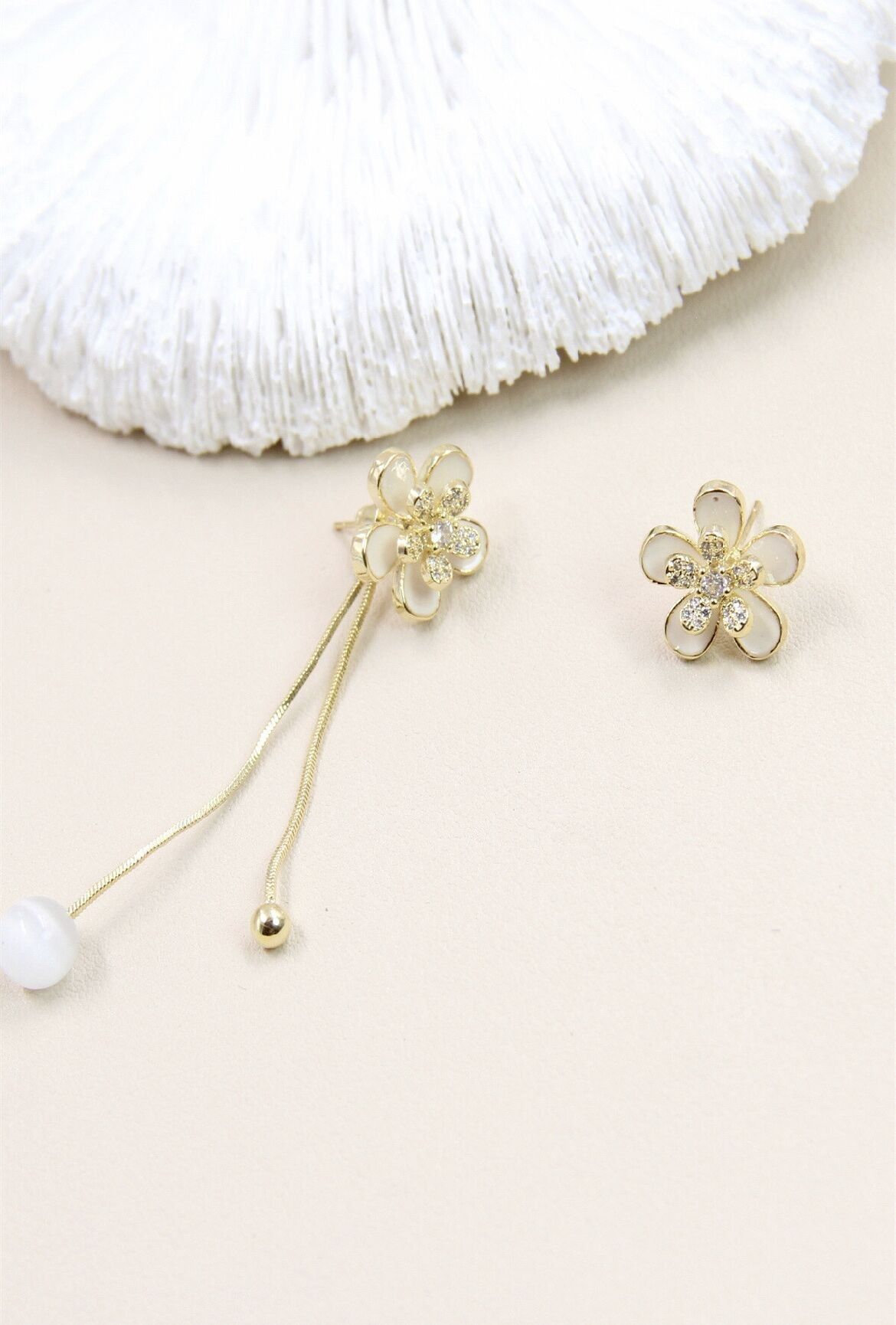 Orecchini asimmetrici a forma di fiore decorati con cristallo su gambo in argento 925